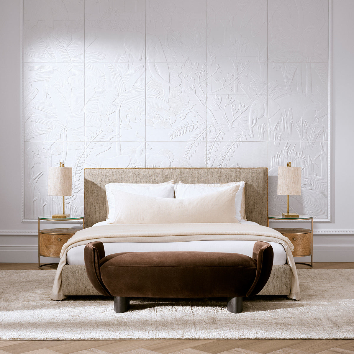 Naktsskapis Velutto Eichholtz 50/56 cm Caramel carved oak veneer/brushed brass finish