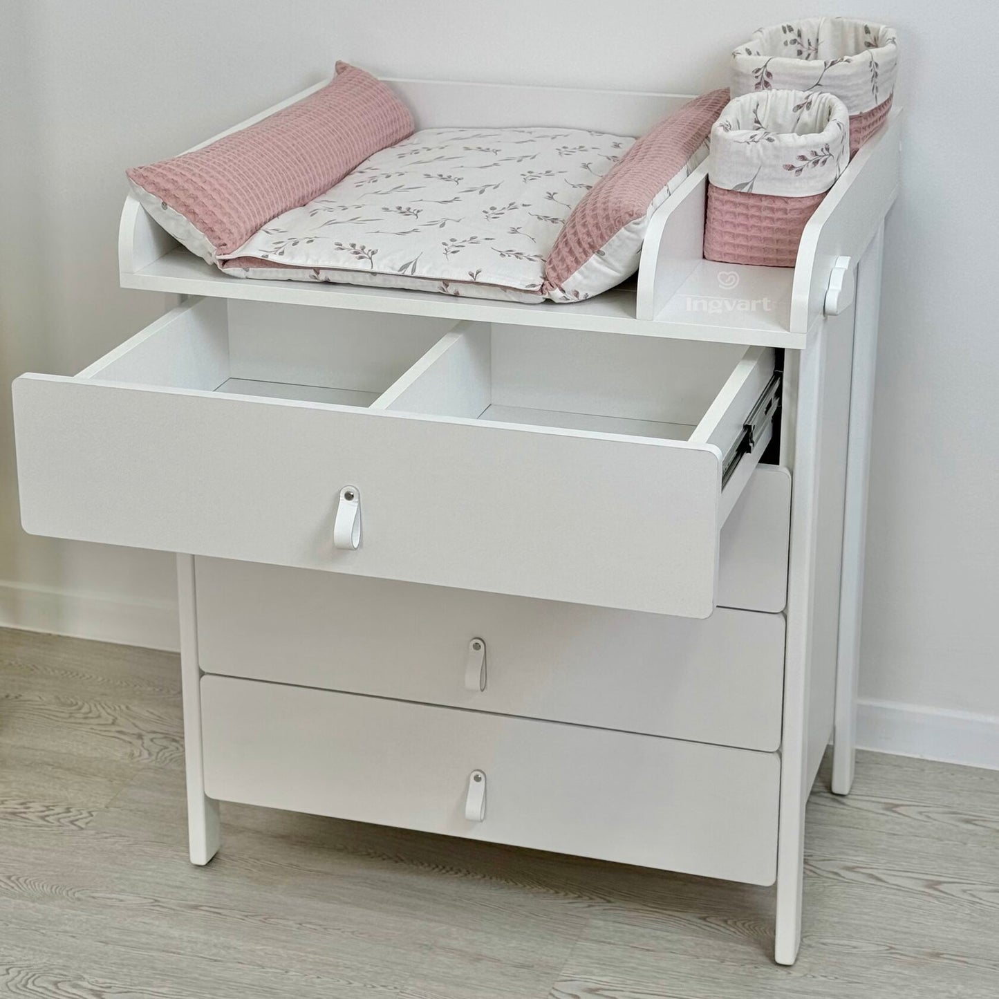 Ingvart Kumode ar Pārtinamo Galdiņu Scandi 82/80/50 cm balts - N1 Home