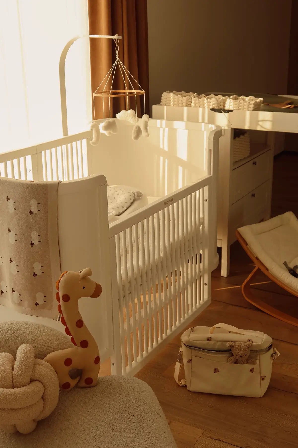 Gultiņa-transformers Boho Slim ar kustīgu sienu 70/90 - 134 cm balts - N1 Home