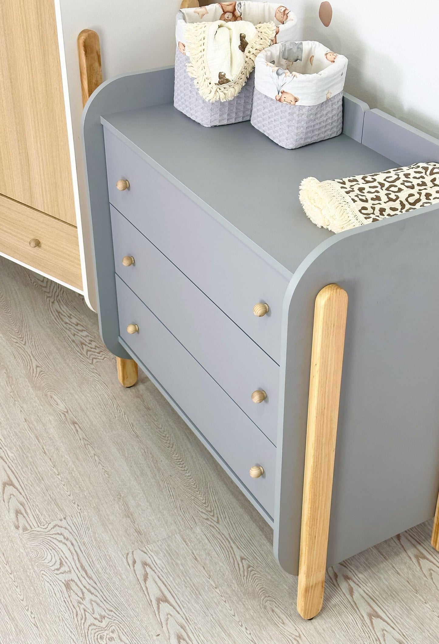 Ingvart Kumode ar Pārtinamo Galdiņu Nika 84/93/43 cm Grey/Natural - N1 Home