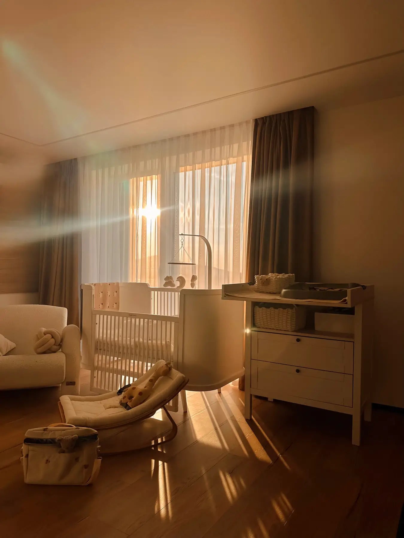 Gultiņa-transformers Boho Slim ar kustīgu sienu 70/90 - 134 cm balts - N1 Home