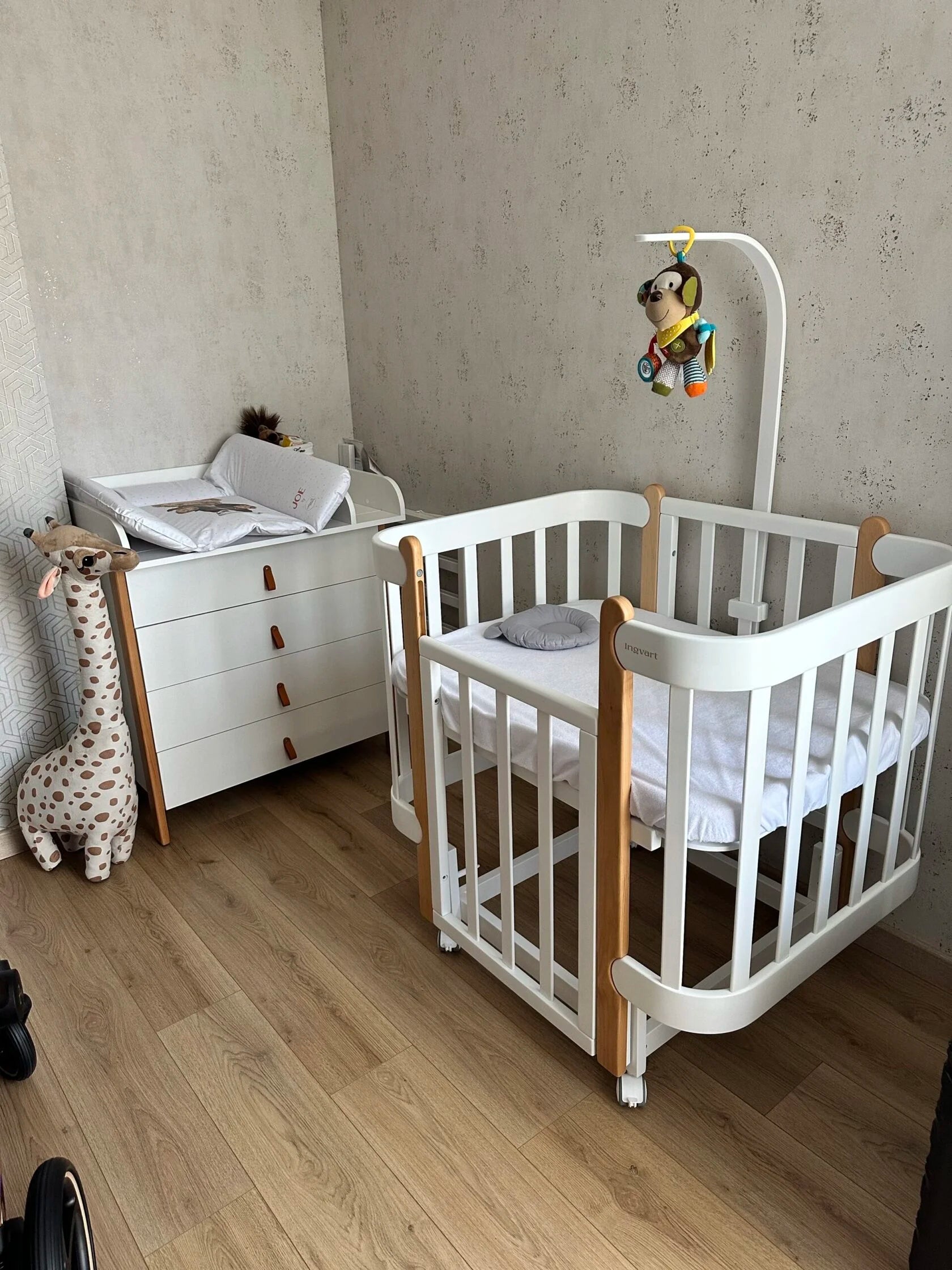 Ingvart Kumode ar Pārtinamo Galdiņu Scandi 82/80/50 cm balts - N1 Home