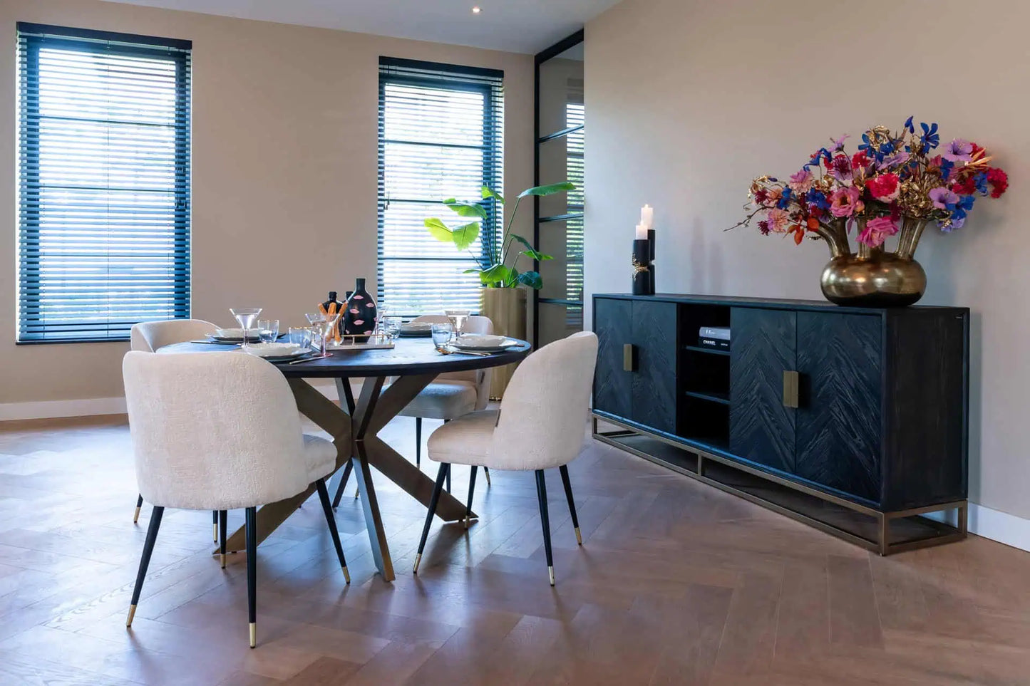 Kumode Blackbone misiņa 4 durvis Richmond Interiors 91/225/45 cm melna rustikāla - N1 Home