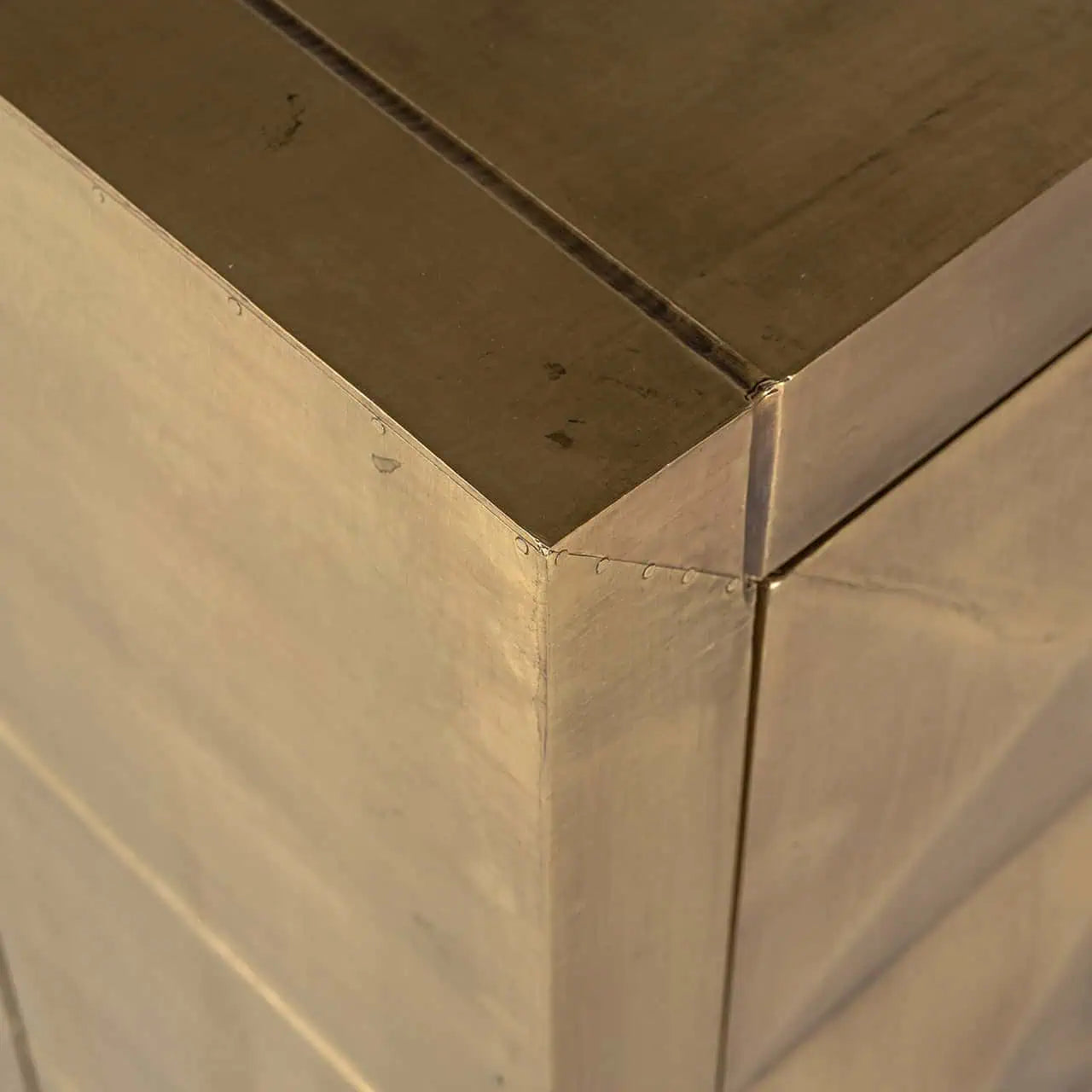 Kumode Collada 3-durvju Richmond Interiors 77/180/45 cm birstēts zelts - N1 Home