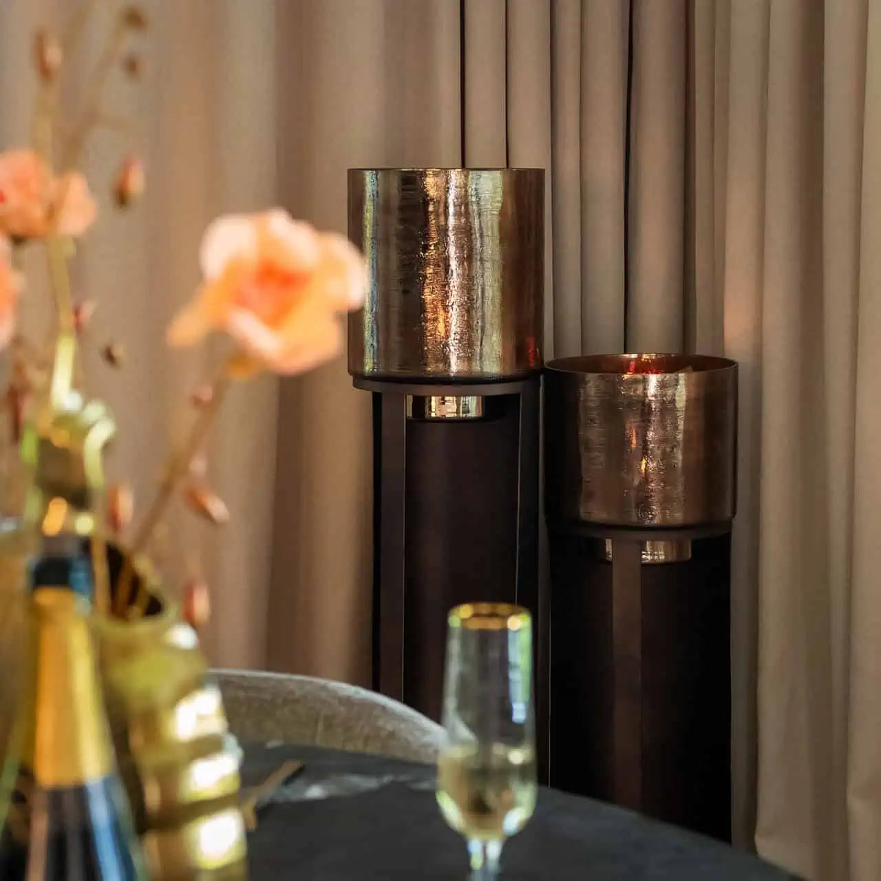 Svečturis Dane small Richmond Interiors 93/26,5/26,5 cm melns/zelts - N1 Home