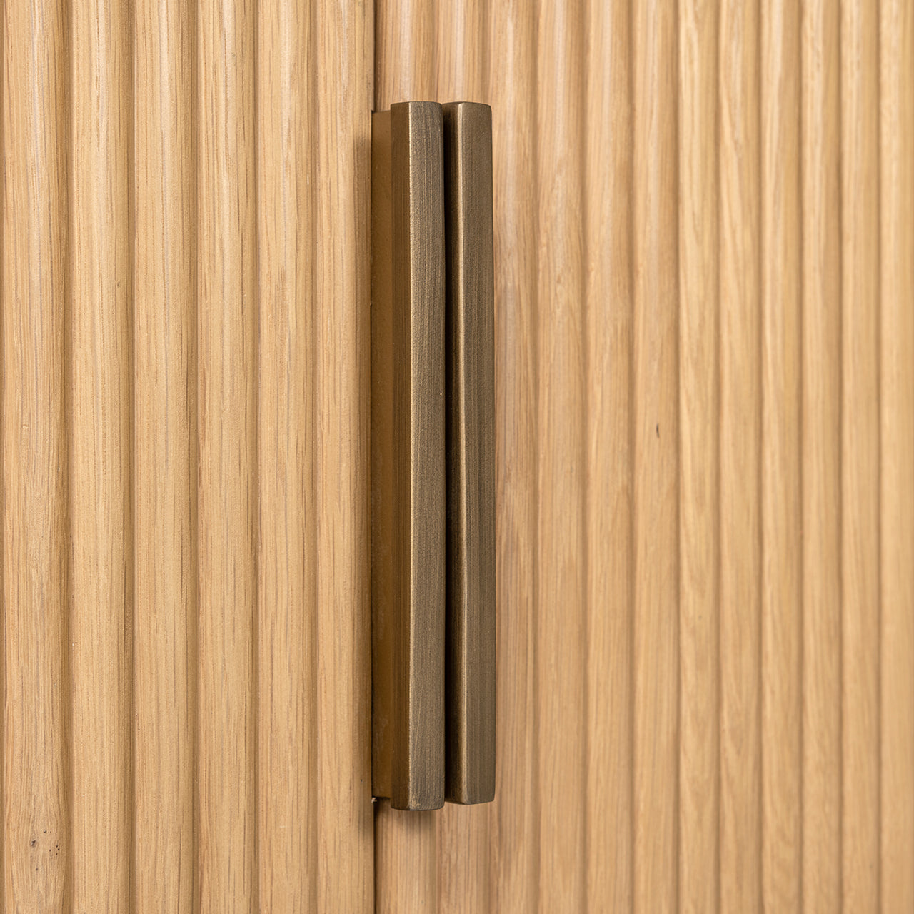 Kumode Belfort ar 4 durvīm  Richmond Interiors dabīgs ozols - N1 Home