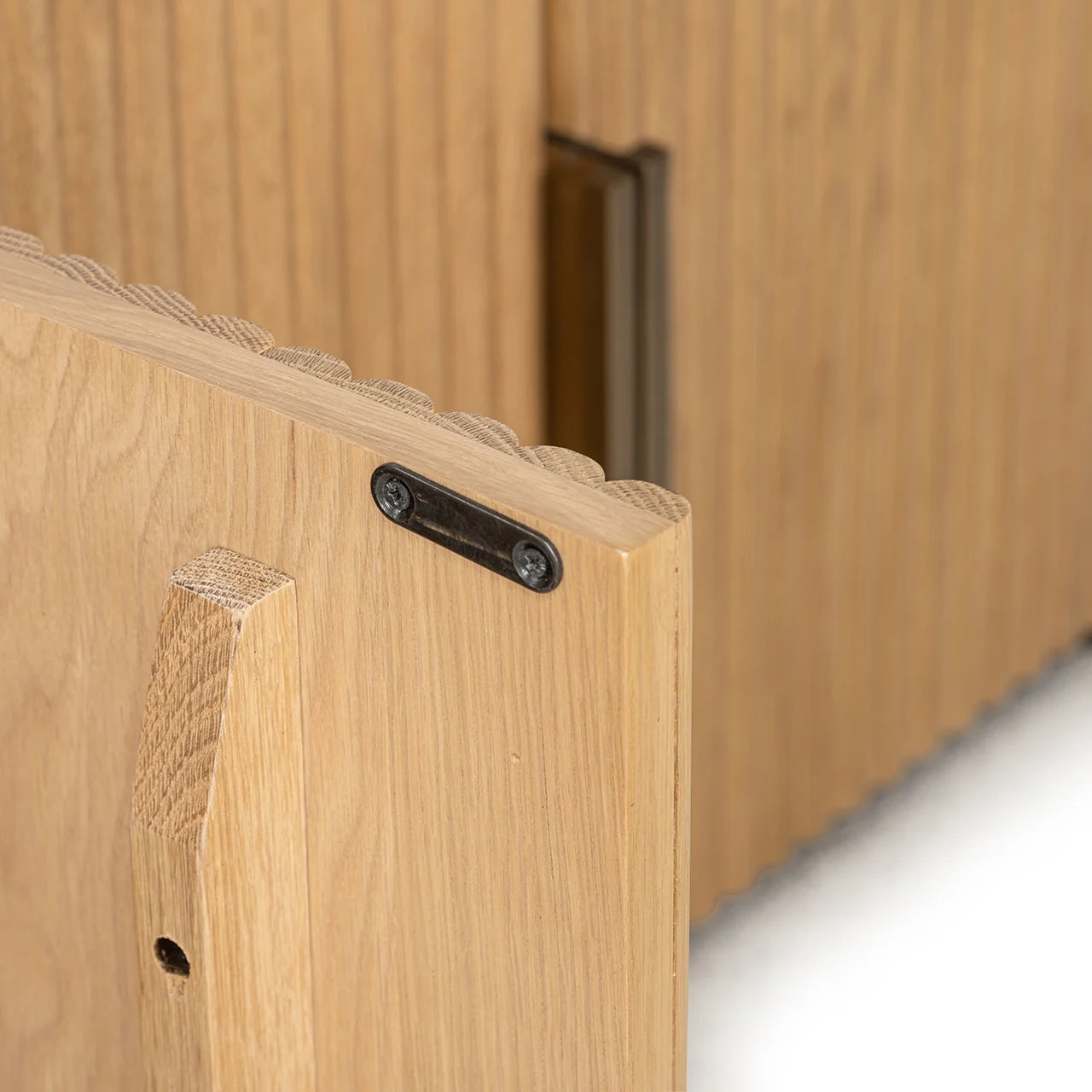 TV skapis Belfort ar 4 durvīm Richmond Interiors 56/185/45 cm dabīgs ozols - N1 Home