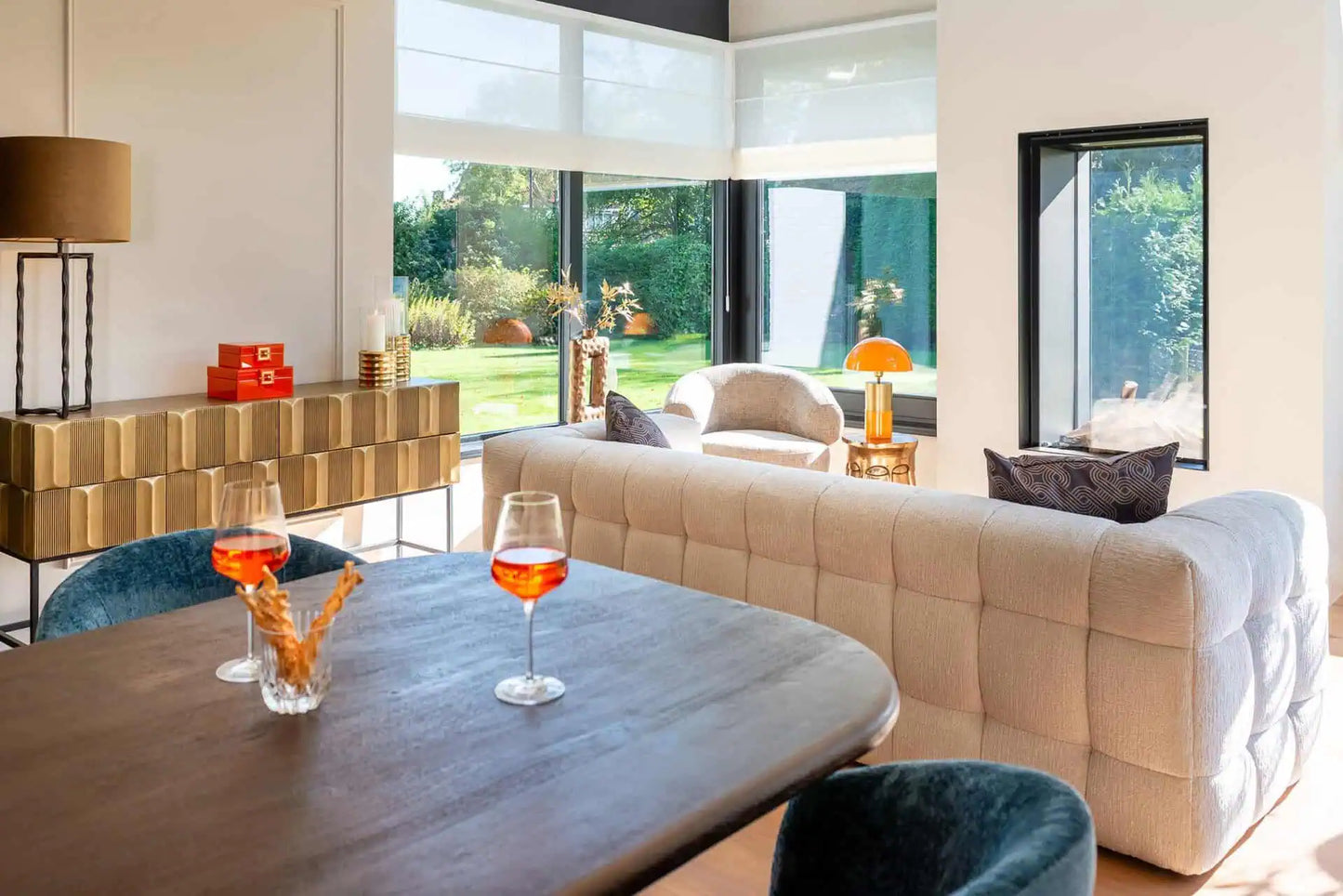 Kumode Jaxx 2 durvis 2 atvilktnes Richmond Interiors 81/160/40 cm melns/zelts - N1 Home