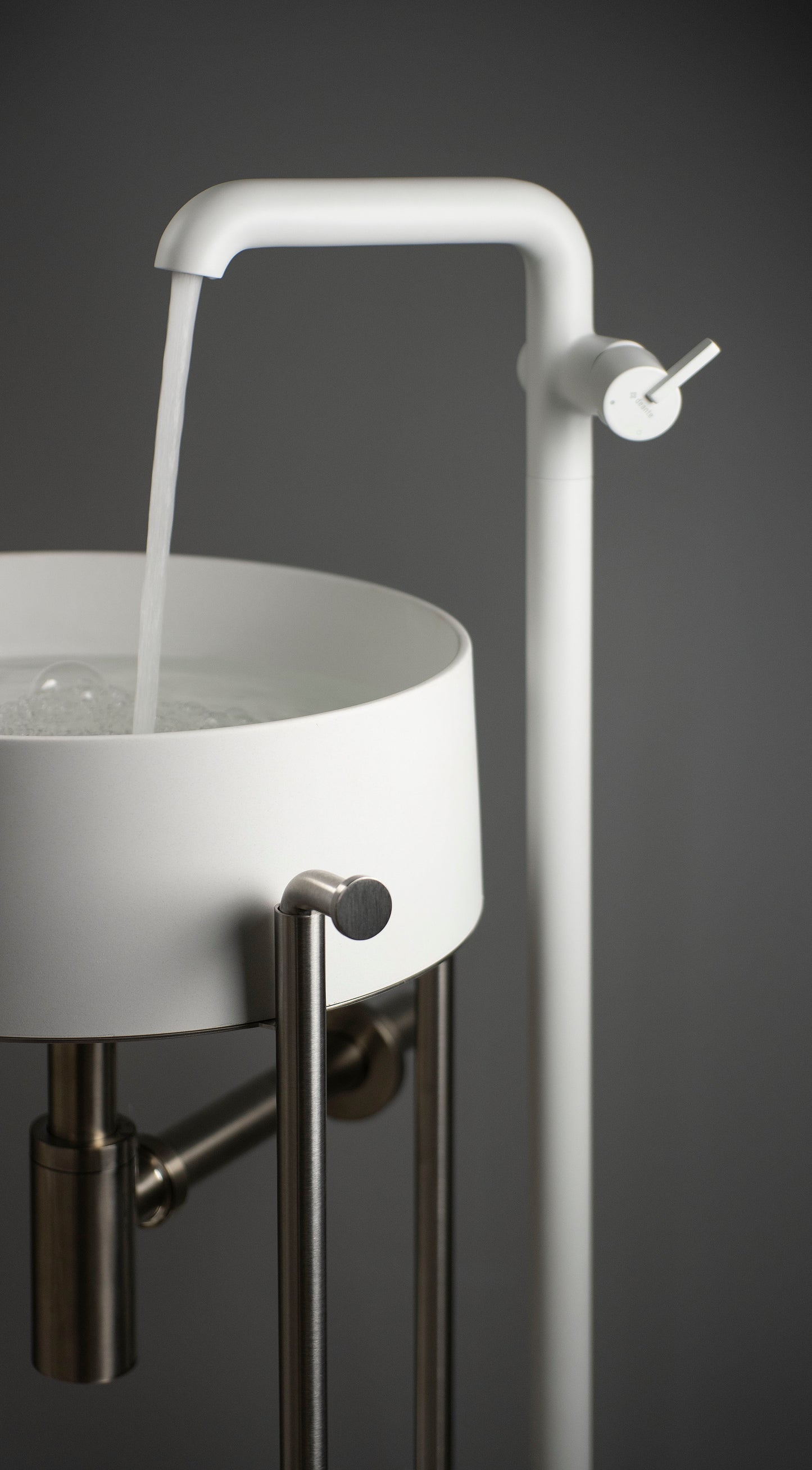 Izlietnes maisītājs, brīvi stāvošs Silia 1090 mm matēts tērauds - N1 Home