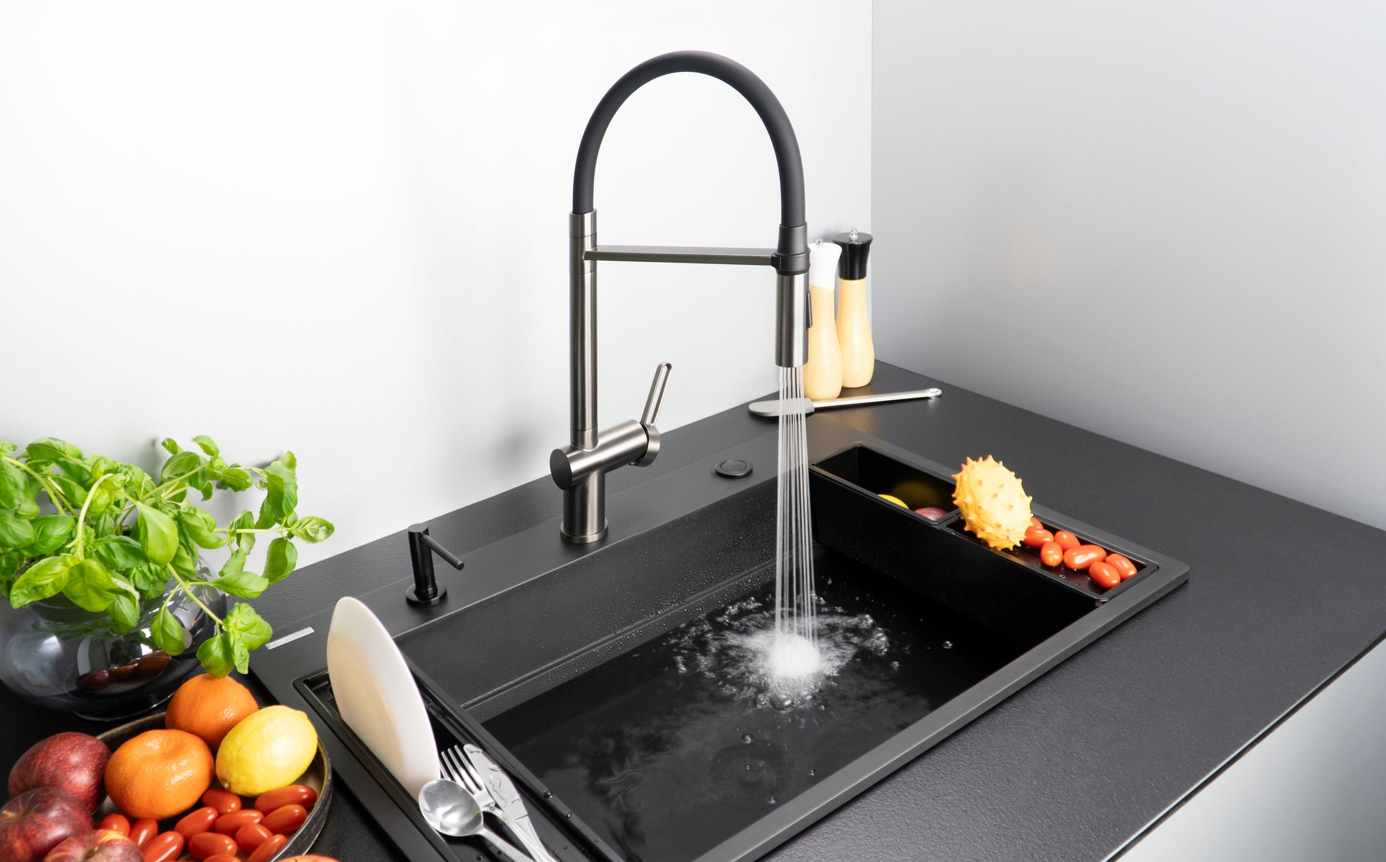 Virtuves jaucējkrāns ar elastīgu izteku - 2 veidu strūklas Magnetic 533 mm matēts zelts - N1 Home