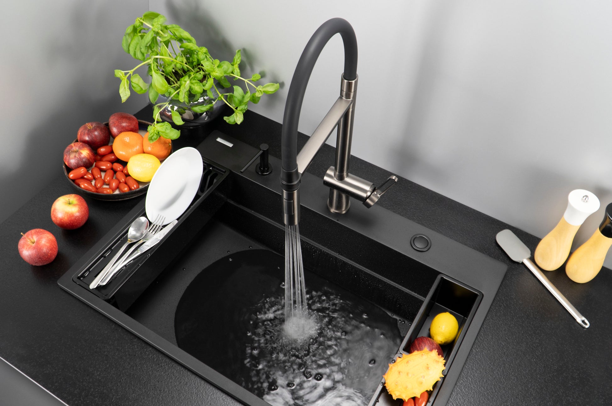 Virtuves jaucējkrāns ar elastīgu izteku - 2 veidu strūklas Magnetic 533 mm nero - N1 Home