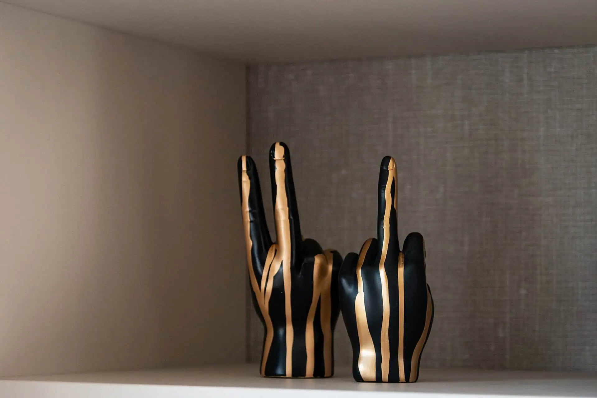 Dekoratīvs priekšmets Richmond Interiors Hand digitus 21/9/8 cm melns/zelts - N1 Home