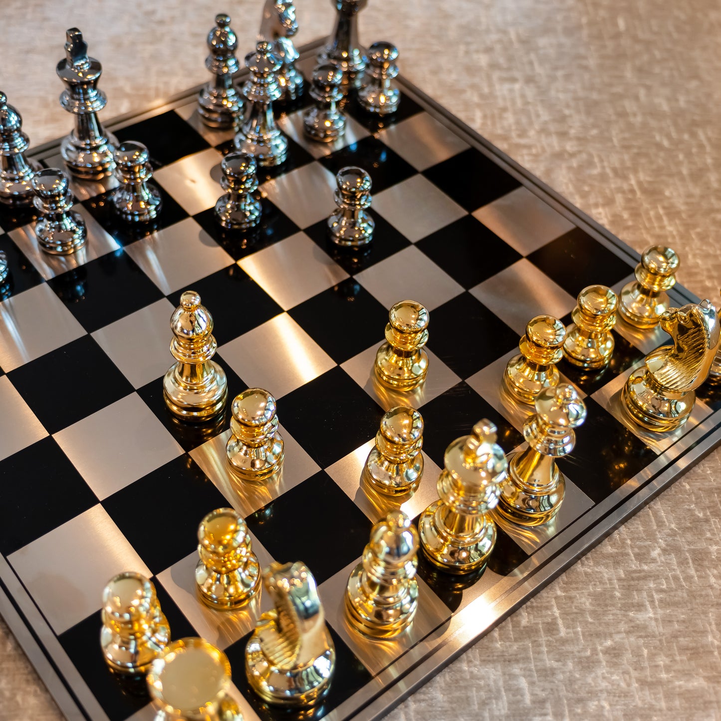 Dekoratīvs priekšmets Richmond Interiors Šaha galdiņš Saray 16/60/60 cm melns/zelts - N1 Home