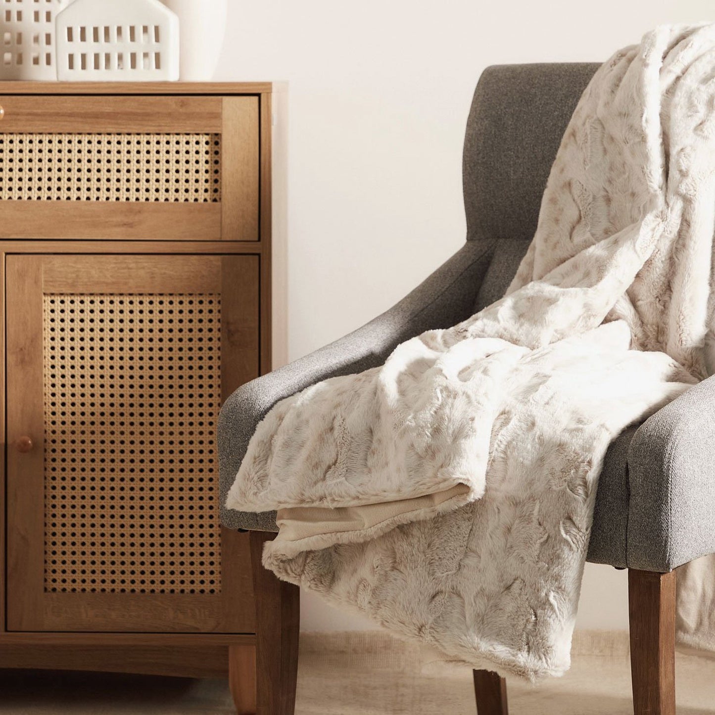 Sega Marči, izgatavota no truša kažokādas imitācijas 150x200 cm bēšs - N1 Home