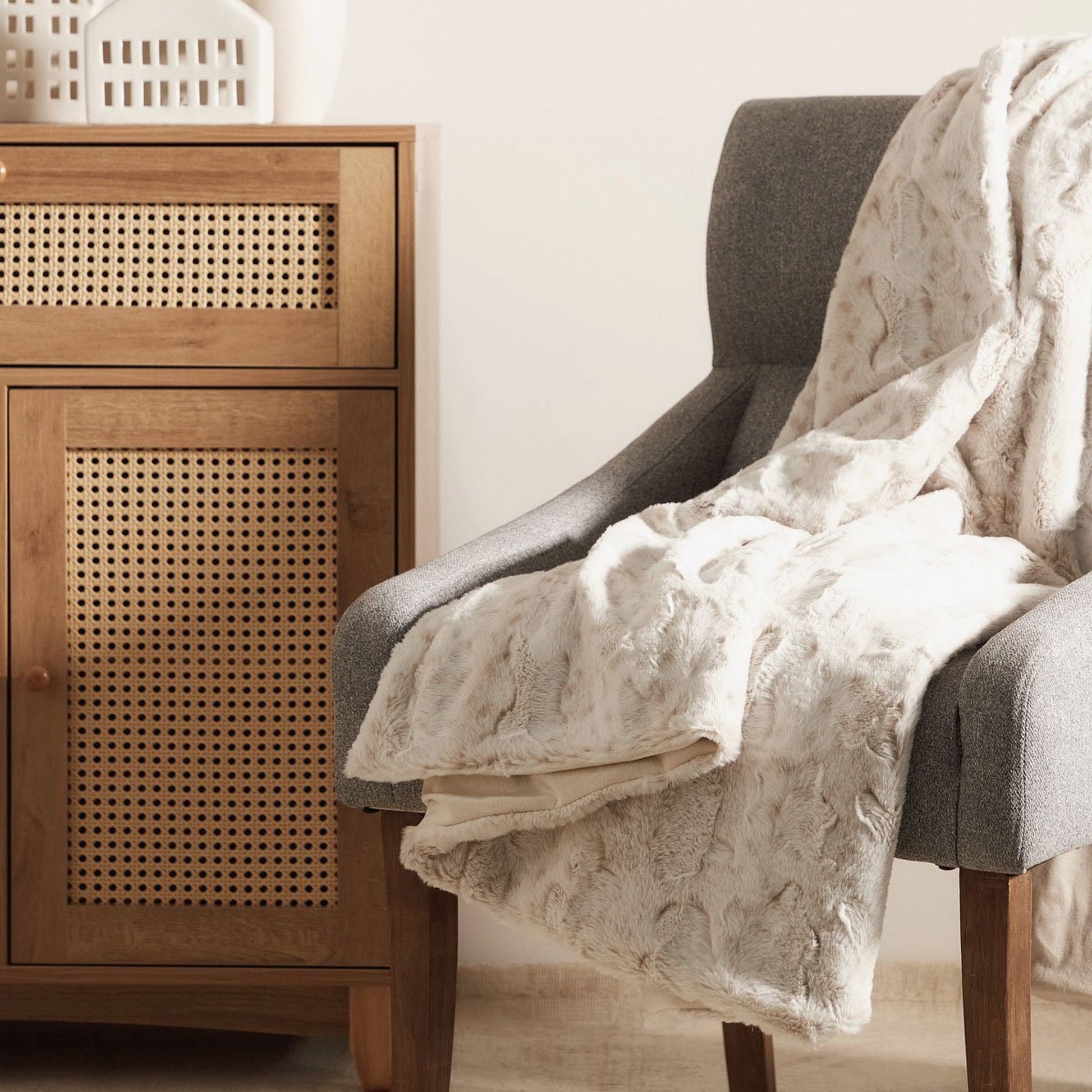 Sega Marči, izgatavota no truša kažokādas imitācijas 150x200 cm bēšs - N1 Home