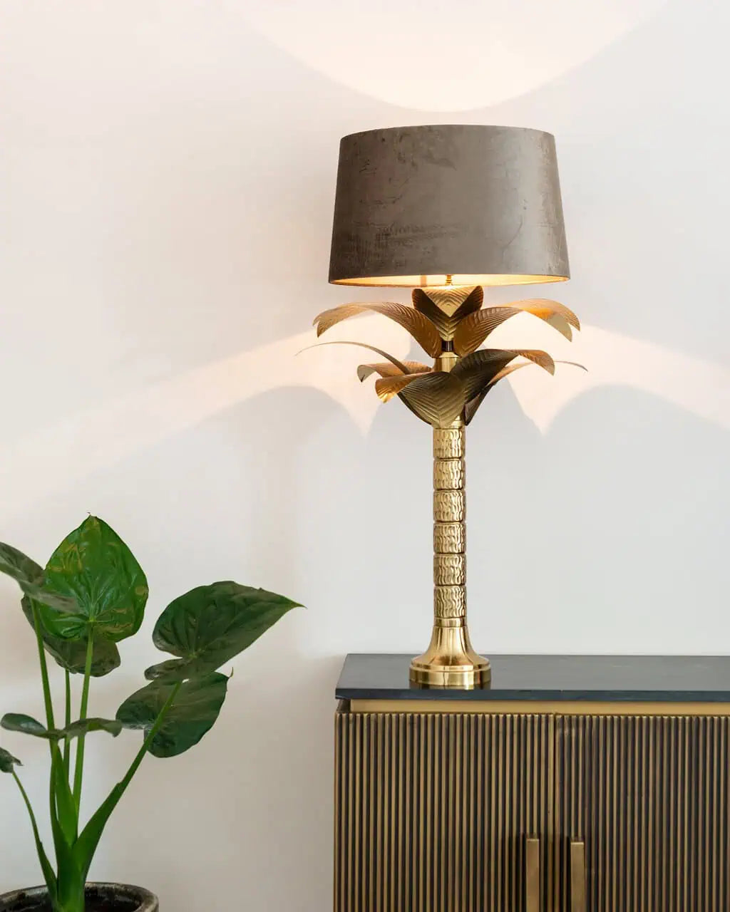 Ironville kumode ar 4 durvīm Richmond Interiors 86/160/40 cm zelts - N1 Home