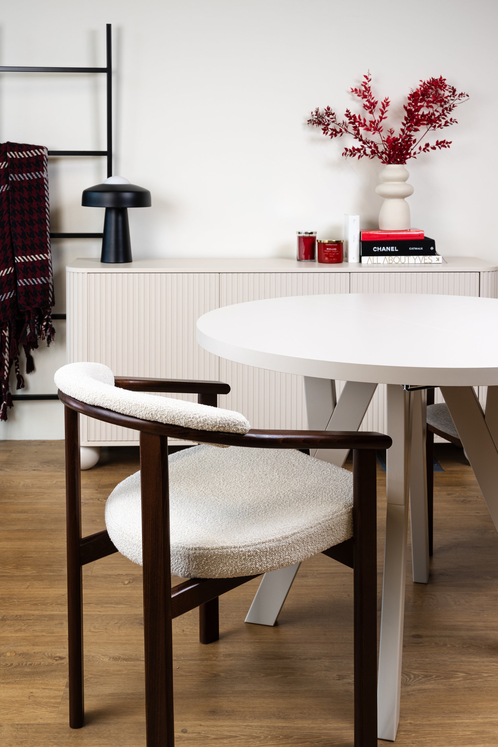 Krēsls Finis 73/56/55 cm gaišs valrieksts/bēšs buklē - N1 Home