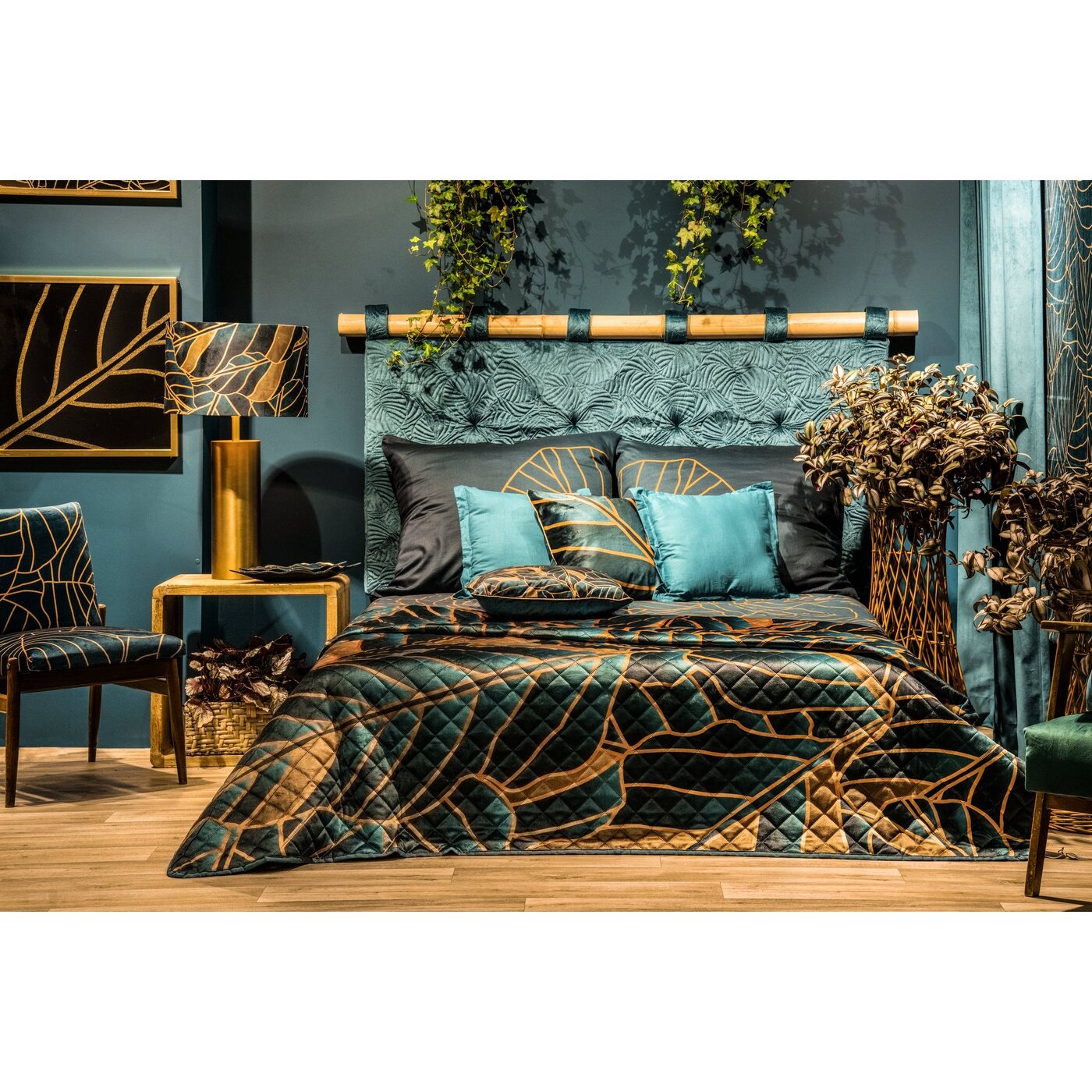 LIMITED COLLECTION LILI 2 gultasveļa no kokvilnas makozatīna ar lielu botānisku lapu rakstu DEPTH OF GREEN - N1 Home